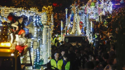 Fotografía de la cabalgata de Reyes de Córdoba adelantada a este sábado ante la previsión de lluvia para la tarde del domingo