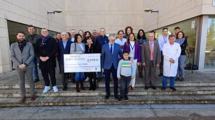 Vecinos de Avilés con el consejero de Salud y personal del centro de investigación