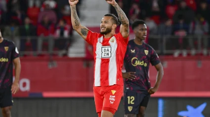 ALMERÍA, 04/01/2025.- El delantero colombiano Luis Suárez, de la UD Almería, celebra un gol ante el Sevilla durante el partido de dieciseisavos de la Copa del Rey disputado este sábado en el UD Almería Stadium. EFE/Carlos Barba