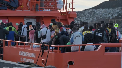 La Guardamar Polimnia llega al puerto de La Restinga (El Hierro) con 151 ocupantes de dos cayucos auxiliados a unos 90 kilómetros de la isla