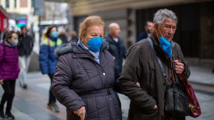 Una pareja pasea con mascarillas en el centro de Madrid