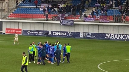 Los jugadores del Ourense CF celebran su victoria ante el Valladolid