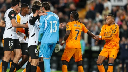 Mbappé intenta calmar a Vinicius durante el partido en Mestalla tras su expulsión.