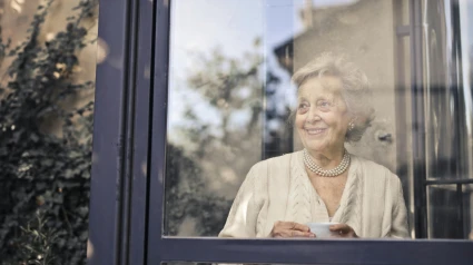 Anciana en su vivienda