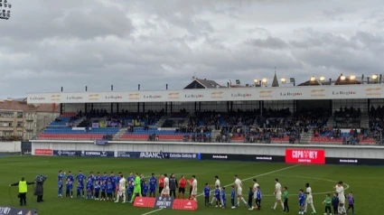 Los jugadores del Ourense CF saludan a los jugadores del Valladolid antes del partido en O Couto