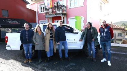 Integrantes del Gobierno de la Xunta y Cerdido ante el Consistorio con la pick-up