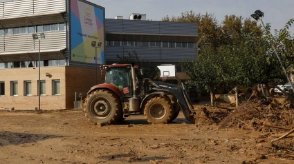 Una excavadora retira el lodo del colegio Larrodé en Catarroja