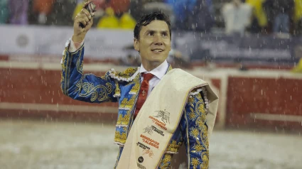 José Arcila con la oreja cortada al sexto toro en Manizales (Colombia)