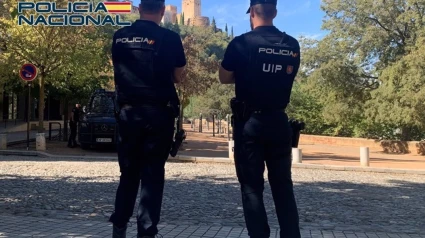 Dos policías en el entorno de la Alhambra de Granada