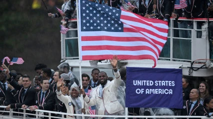 Coco Gauff y Lebron James, en el desfile inaugural de los Juegos Olímpicos de París 2024.