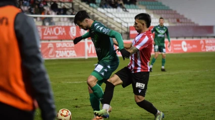 Sergio Nieto, jugador del Zamora, en una acción del duelo ante el Arenteiro