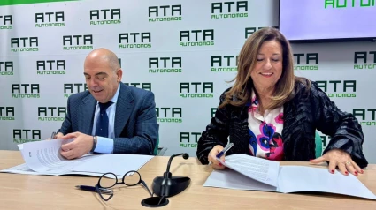 09/01/2025 La consejera de Desarrollo Educativo y Formación Profesional de la Junta de Andalucía, María del Carmen Castillo, y el presidente de la Federación Nacional de Asociaciones de Autónomos (ATA), Lorenzo Amor, en la firma del protocolo.POLITICA ANDALUCÍA ESPAÑA EUROPA ESPAÑA EUROPA CÓRDOBA ANDALUCÍA ECONOMIAJUNTA DE ANDALUCÍA