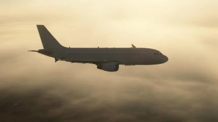 Avión volando con niebla