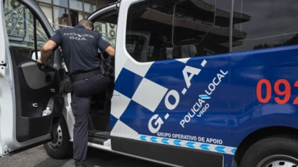 Un agente de la Policía Local de Vigo accede a un coche patrulla