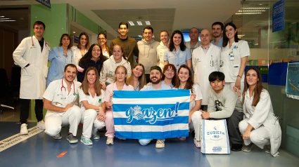 Jugadores y jugadoras de la Real Sociedad visitan el Materno-Infantil de Donostia