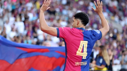 Ronald Araujo saluda a la afición del Barcelona durante la presentación del equipo.