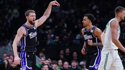 Domantas Sabonis celebra una canasta en la victoria de Sacramento en Boston.