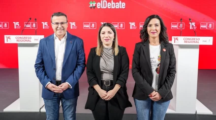 03/01/2025 Miguel Ángel Gallardo y Esther Gutiérrez, junto a la moderadora del debate de ambos candidatos a las primarias del PSOE de Extremadura.POLITICA ESPAÑA EUROPA EXTREMADURAPSOE EXTREMADURA