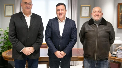 Alberto González, Valentín González y Julio Iglesias durante la firma de los convenios