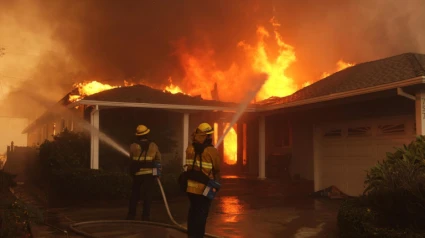 Los bomberos trabajan mientras arde un apartamento en el condado de Los Ángeles