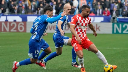 Yangel Herrera pelea con dos jugadores del Alavés por una pelota.