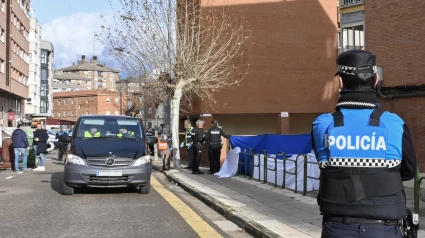 PALENCIA, 11/01/2025.- Efectivos policiales en las inmediaciones del lugar en el que un menor de edad ha matado, presuntamente, este sábado en plena calle a puñaladas a su padre en Palencia. EFE/ Almudena Álvarez