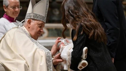 El Papa bautiza a 21 bebés en la ceremonia anual de la Capilla Sixtina