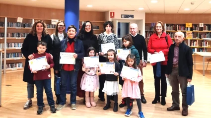 Algunos de los lectores reconocidos en compañía de la alcaldesa y edil