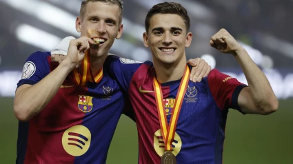 Dani Olmo y Gavi celebran la victoria tras el partido de la final de la Supercopa de España