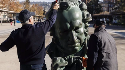 Imágenes de las estatuas y la exposición fotográfica conmemorativa de los Premios Goya