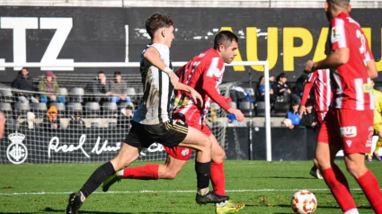 Roni, jugador del Zamora CF, en un acción en Irún