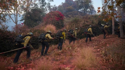 Bomberos en la localidad de Palisades, California