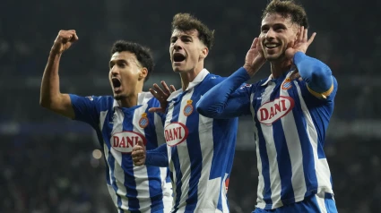 BARCELONA, 18/12/2024.- El delantero del Espanyol Javi Puado (d) celebra con sus compañeros tras marcar el 1-0, durante el partido de LaLiga que RCD Espanyol y Valencia CF disputan este miércoles en el RCDE Stadium, en Barcelona. EFE/Enric Fontcuberta