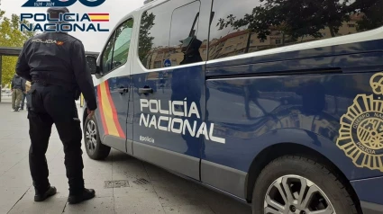 Agente de la Policía Nacional junto a un furgón