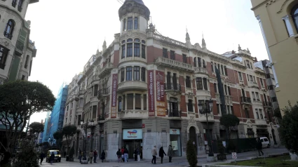 Los TEDAX retiran el proyectil hallado en un tejado de la calle Principado,Oviedo