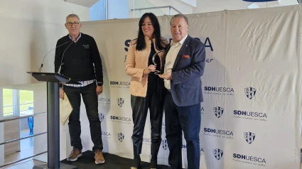 Lasaosa recibe el premio de "4 esquinas" de la mano de la alcaldesa Orduna