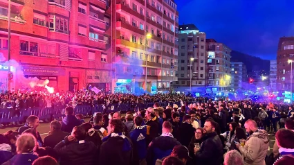 Una imagen del recibimiento al autobús del Real Oviedo