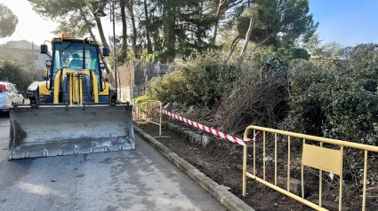 Trabajos de asfaltado en la calle Embalse de La Navata