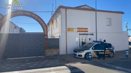 Cuartel de la Guardia CivilLa Guardia Civil ha detenido al presunto autor de un robo con violencia e intimidación a una mujer de 75 años, a quien le sustrajo el bolso valorado en 500 euros, por el método 'del tirón' mientras se disponía a entrar en su domicilio en la localidad de Santa Olalla.SOCIEDAD CASTILLA-LA MANCHA ESPAÑA EUROPA TOLEDO AUTONOMÍASGUARDIA CIVIL