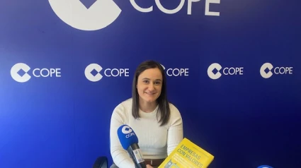 Lorena Salgado en los estudios de Cope Ourense con su libro