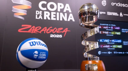 Balón y trofeo de la Copa de la Reina 2025