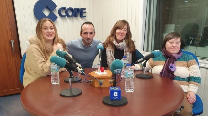 Miembros y usuarios de la Asociación Fraternidad en el estudio de COPE