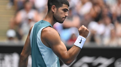 Carlos Alcaraz de España celebra su victoria contra Yoshihito Nishioka de Japón durante su partido de la segunda ronda masculina del Abierto de Australia 2025 en Melbourne Park en Melbourne, Australia.