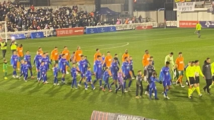 Los jugadores del Ourense CF y Valencia saltan al césped para disputar el encuentro en un estadio lleno