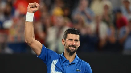 Novak Djokovic celebra la victoria contra Jaime Faria en el Abierto de Australia.