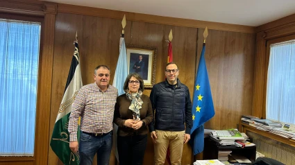 Amador Díaz, alcalde de Xinzo; María Angeles Martínez, concejala de Servicios Sociales; y Germán Rodríguez-Saá, presidente de la AECC de Ourense