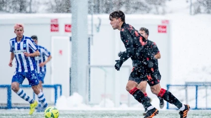 Urko González de Zárate durante conduce un balón en un partido con nieve