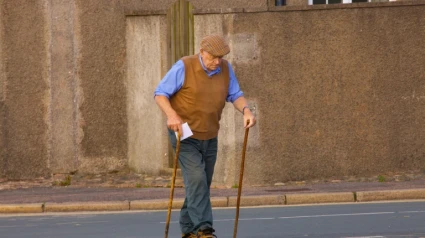 Anciano caminando