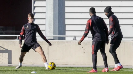 Kike Salas durante un entrenamiento del Sevilla.