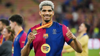 Araujo posa sonriénte con la medalla de campeón de la Supercopa de España